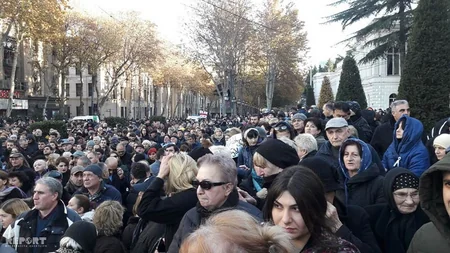 Saakaşvili Tbilisidə aksiya keçirən etirazçıları təslim olmamağa çağırıb - FOTO