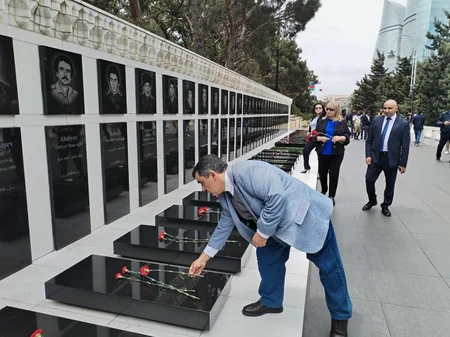 Azərbaycan Milli QHT Forumunun yeni rəhbərliyi Fəxri və Şəhidlər xiyabanlarını ziyarət edib