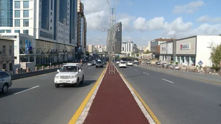 Bakıda qırmızı rəngdə yol çəkilib