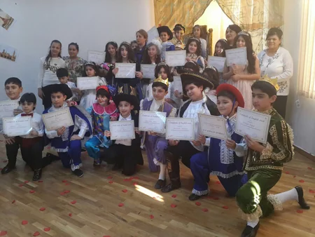 Bakı məktəbliləri Şekspirin Kral Lir əsərini ingilis dilində səhnələşdirib - FOTO
