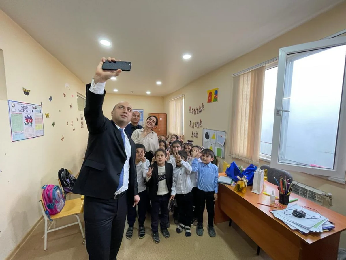 Təhsil naziri sosial şəbəkədə məşhur olan müəllimlə görüşüb
