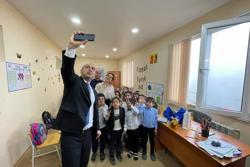 Təhsil naziri sosial şəbəkədə məşhur olan müəllimlə görüşüb