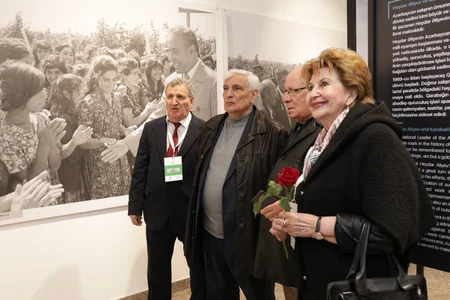 “Xarıbülbül” festivalının qonaqları “Heydər Əliyev və Qarabağ” sərgisində iştirak edib