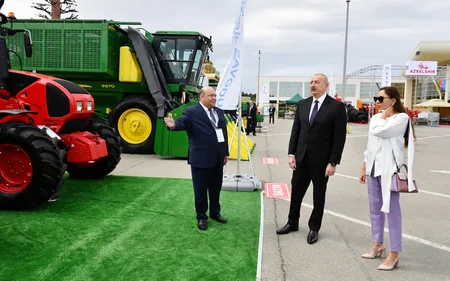 Президент и первая леди ознакомились с XVI выставкой Caspian Agro и XXVIII выставкой InterFood Azerbaijan