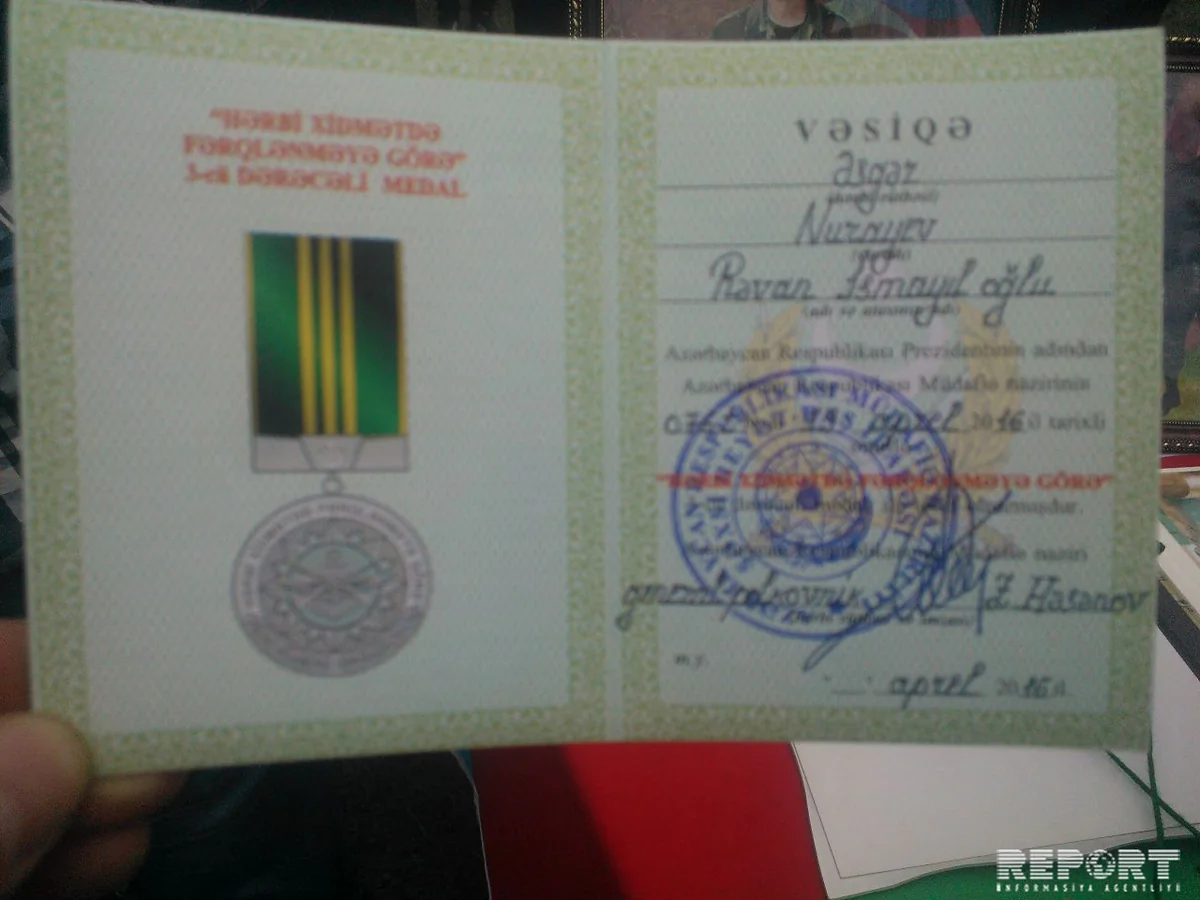 Azərbaycan ordusunun şəhid olan əsgərinin medalı anasına təqdim olunub - FOTO