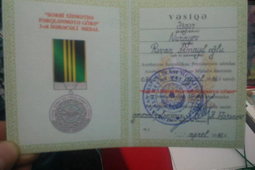 Azərbaycan ordusunun şəhid olan əsgərinin medalı anasına təqdim olunub - FOTO