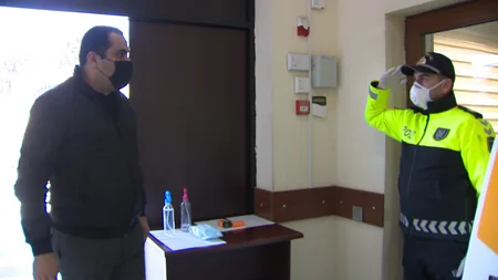 Polisə müraciət edənlər ilkin yoxlamadan keçəndən sonra binalara buraxılır
