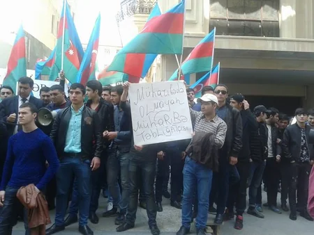 Bir qrup gənc Əli Kərimlinin yaşadığı binanın qarşısında aksiya keçirib