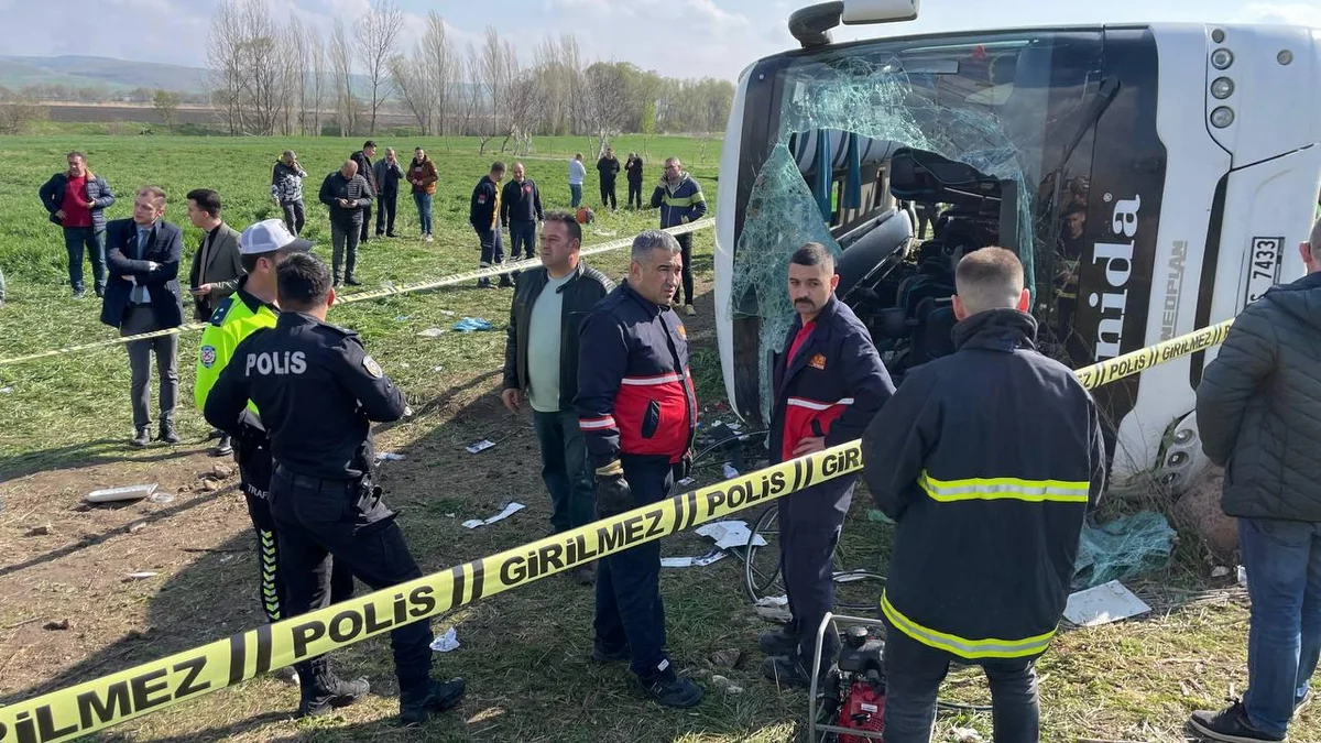 3 killed, 31 injured in Türkiye bus crash