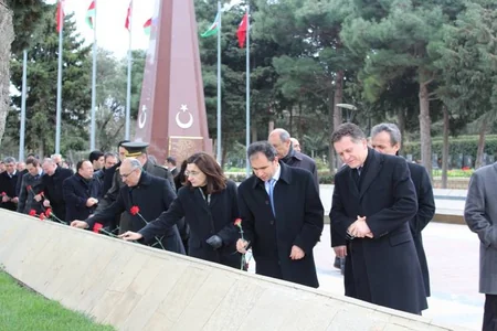Bakıdakı Türk Şəhidliyində Çanaqqala zəfəri qeyd olunub
