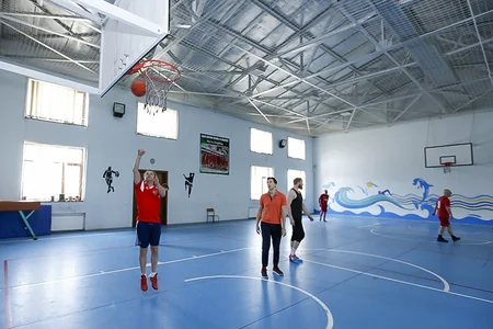 FIDE prezidenti Şəmkirdə basketbol oynayıb