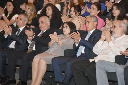 Heydər Əliyev Mərkəzində Ulu Öndərə həsr olunan instalyasiya, fotoalbom və film təqdim edilib
