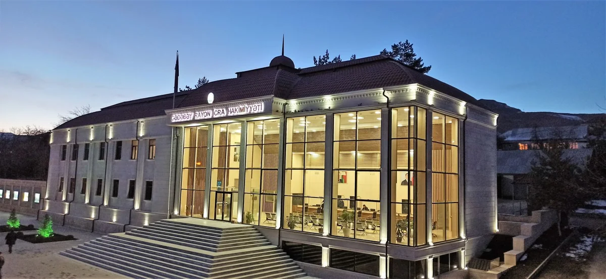 Prezidentin köməkçisi yeni icra başçısını kollektivə təqdim edib