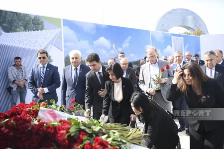 Anım Günü ilə əlaqədar Zəfər parkına ziyarət başlayıb
