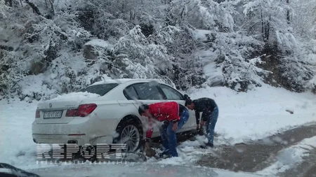 Qubaya yağan qar nəqliyyatın hərəkətində çətinliklər yaradıb - FOTO - VİDEOREPORTAJ