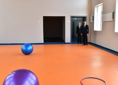 Prezident Bakıda yeni inşa edilən məktəb kompleksində yaradılan şəraitlə tanış olub