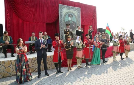 Xalqla Ordu əl-ələ devizi altında kütləvi vətənpərvərlik bayramı keçirilib