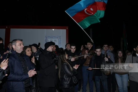 Xankəndi-Laçın yolunda aksiya iştirakçıları vətənpərvərlik ruhunda mahnılar ifa edirlər