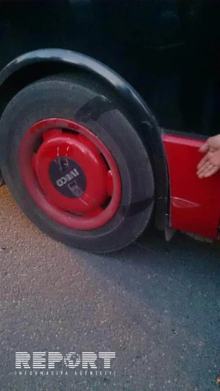 BakuBusın avtobusu qəzaya düşüb - FOTO