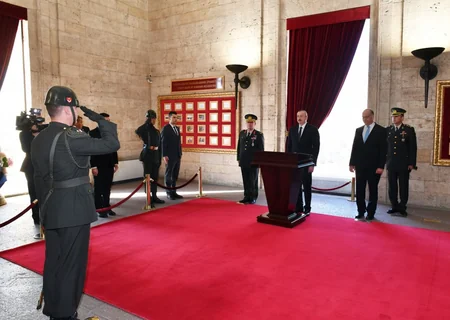 Prezident İlham Əliyev Ankarada Anıtqəbiri ziyarət edib