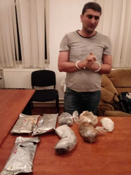 Lənkəranda toy mərasimi üçün bəzədilmiş avtomobildən bir kisə narkotik maddə çıxıb