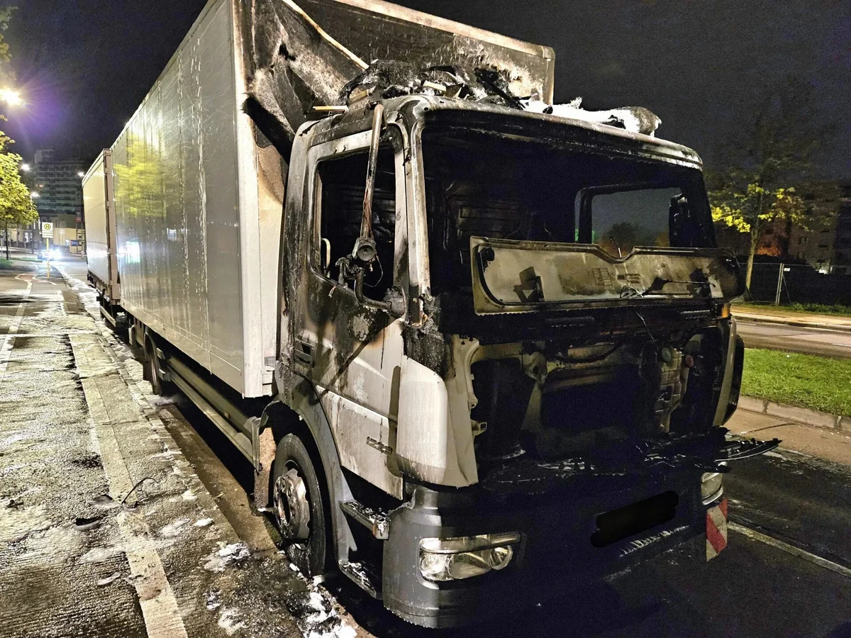 Berlində bir gecədə 17 yük maşını yandırılıb