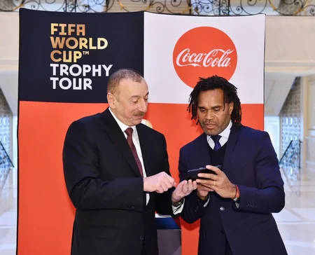 Futbol üzrə dünya çempionatının Kubokunun əsli Prezident İlham Əliyevə təqdim edilib - YENİLƏNİB