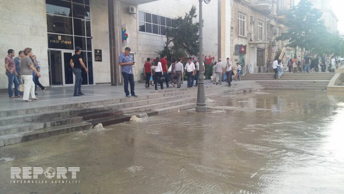 Metronun “Nizami” stansiyasının qarşısını su basıb - FOTO