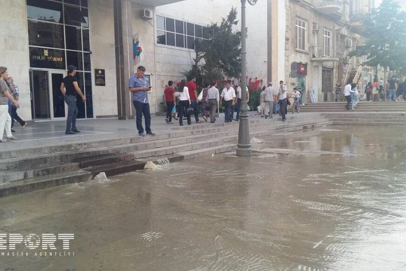 Metronun “Nizami” stansiyasının qarşısını su basıb - FOTO