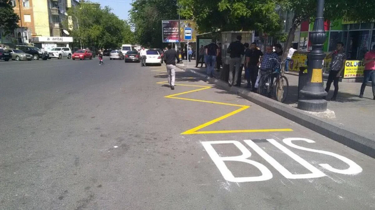 Paytaxtın iki küçəsində avtobus dayanacaqları üçün xətlər yenidən rənglənib