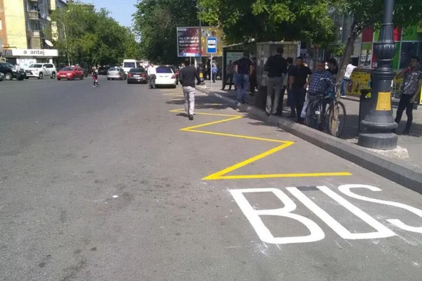 Paytaxtın iki küçəsində avtobus dayanacaqları üçün xətlər yenidən rənglənib