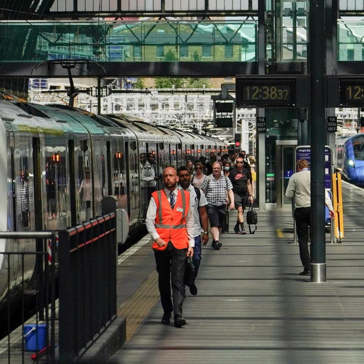 Böyük Britaniyada dəmiryolu işçiləri tətil edir