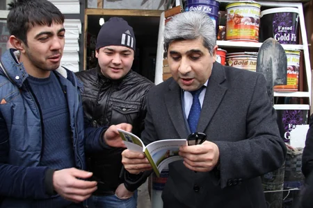Bakının bazar, yanacaqdoldurma məntəqəsi, yeməkxana və marketlərində kitab paylanıb