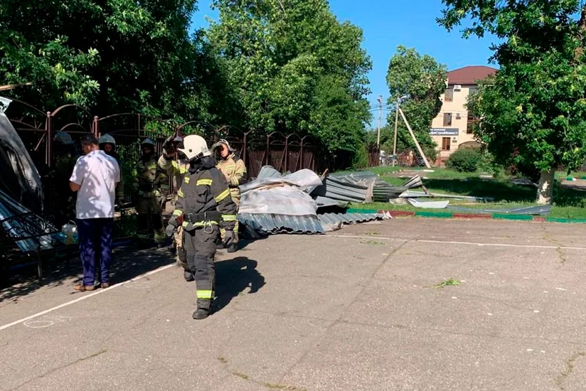 В  Краснодаре около 12 детей получили осколочные ранения из-за сорвавшейся кровли школы