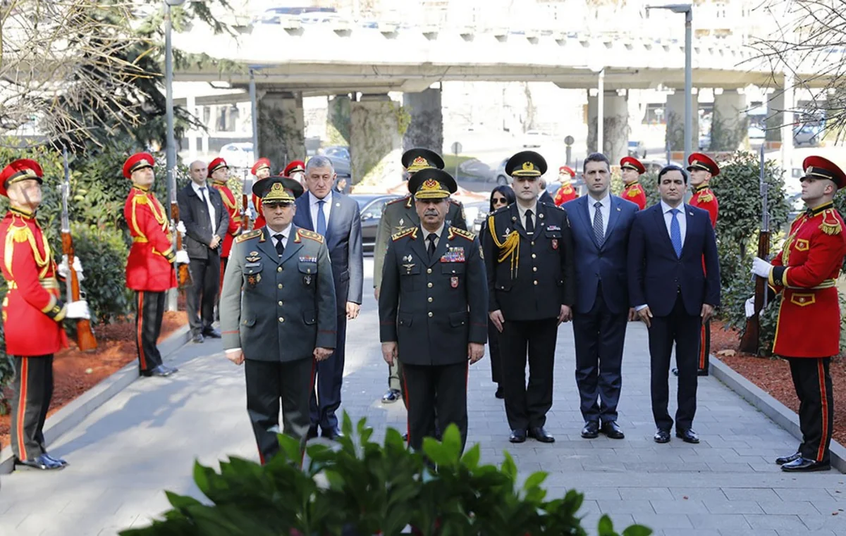 Zakir Həsənov Tbilisidəki Qəhrəmanlar meydanını ziyarət edib - FOTO