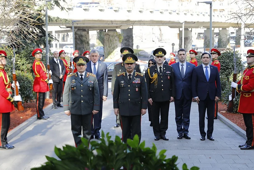 Zakir Həsənov Tbilisidəki Qəhrəmanlar meydanını ziyarət edib - FOTO