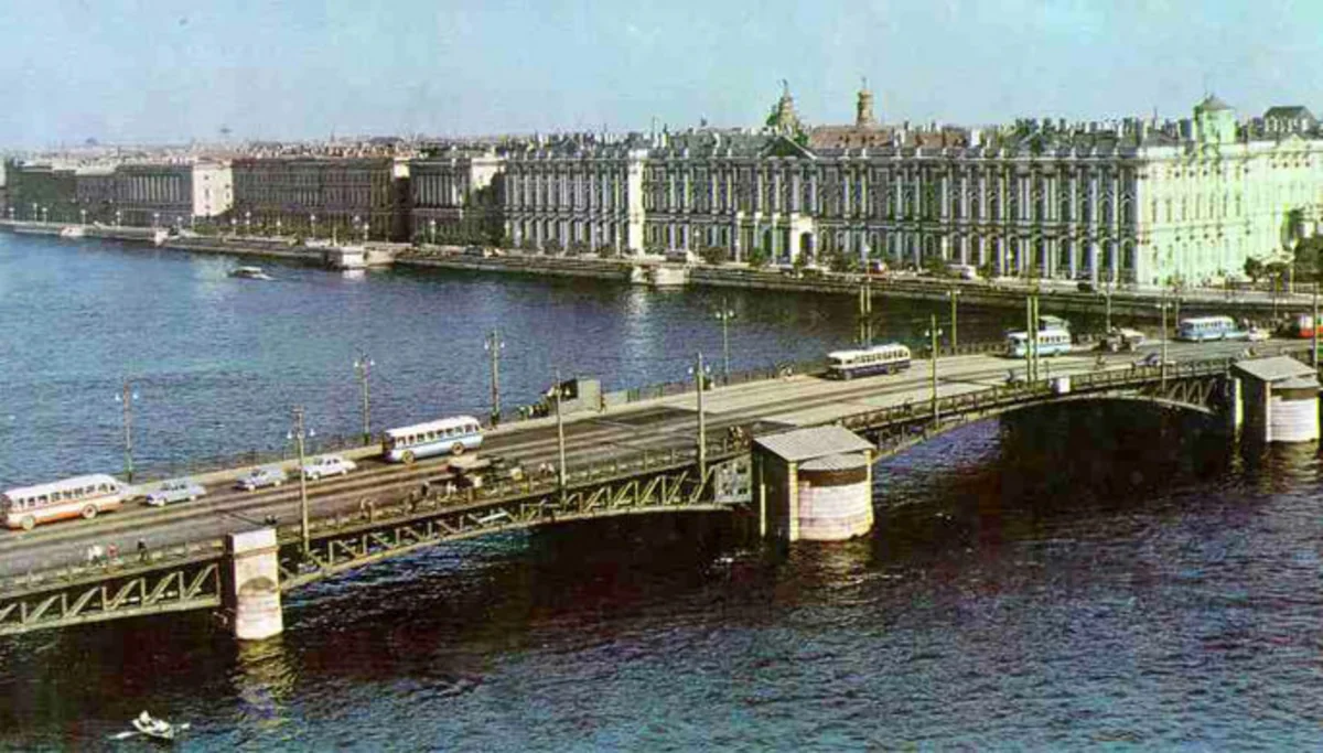 В Петербурге катер врезался в мост