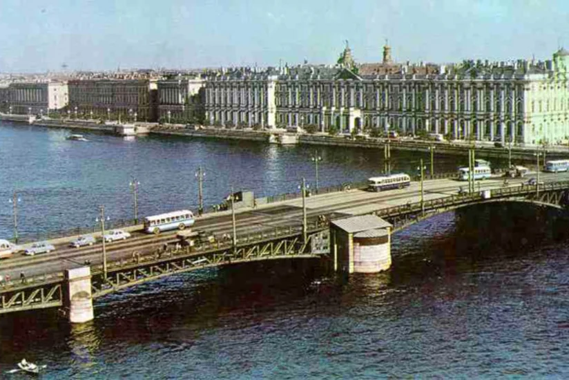 В Петербурге катер врезался в мост