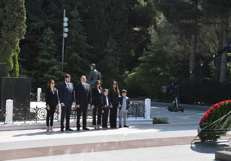 Azərbaycan Prezidenti Ümummilli Lider Heydər Əliyevin məzarını ziyarət edib