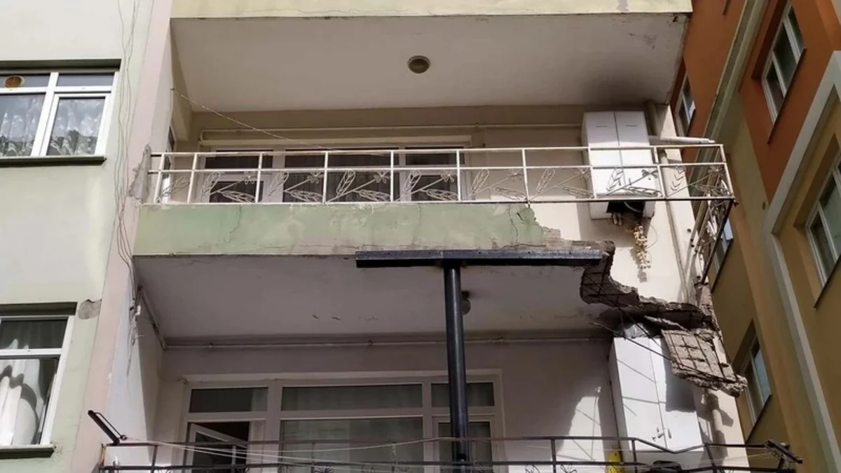 İstanbulda eyvanların uçması nəticəsində bir nəfər xəsarət alıb