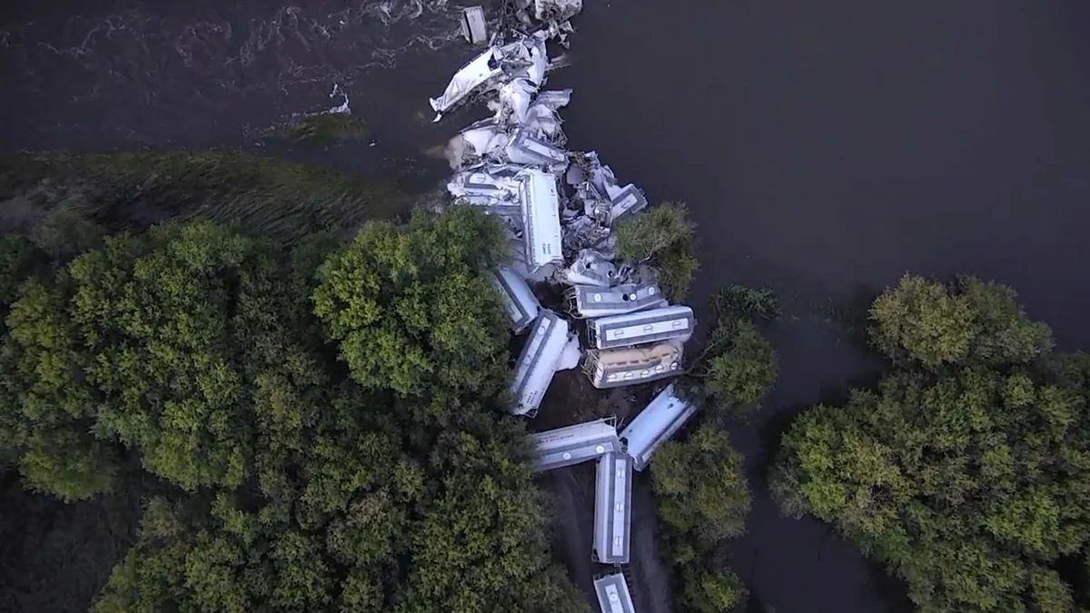 Cargo train falls into river in US - VIDEO - PHOTO