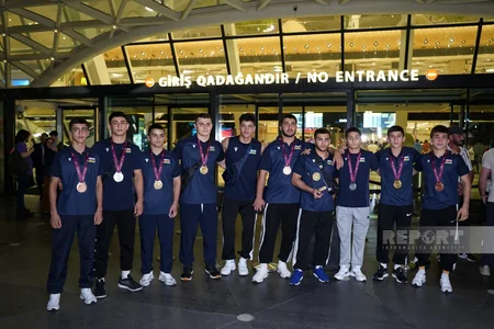 Avropa çempionatında 9 medal qazanan güləşçilər vətənə qayıdıblar