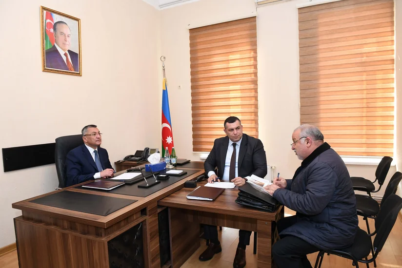 Rövşən Rzayev məcburi köçkünlərin şikayətlərini dinləyib