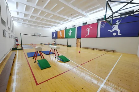 İlham Əliyev “Vətən” İdman Liseyində aparılmış yenidənqurma işlərindən sonra yaradılan şəraitlə tanış olub