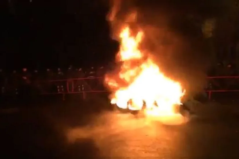 Перед администрацией украинского президента подожгли шины - ВИДЕО