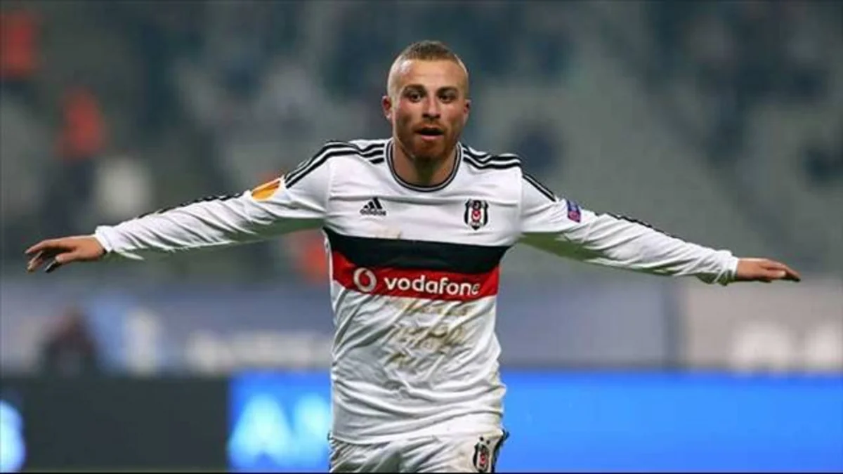​Beşiktaşın futbolçusuna silahlı hücum olub