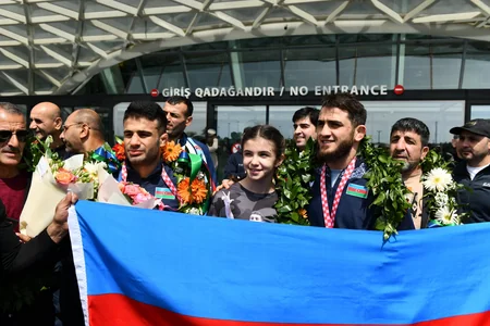 Avropa çempionu olan sərbəst güləş üzrə Azərbaycan millisi Vətənə qayıdıb
