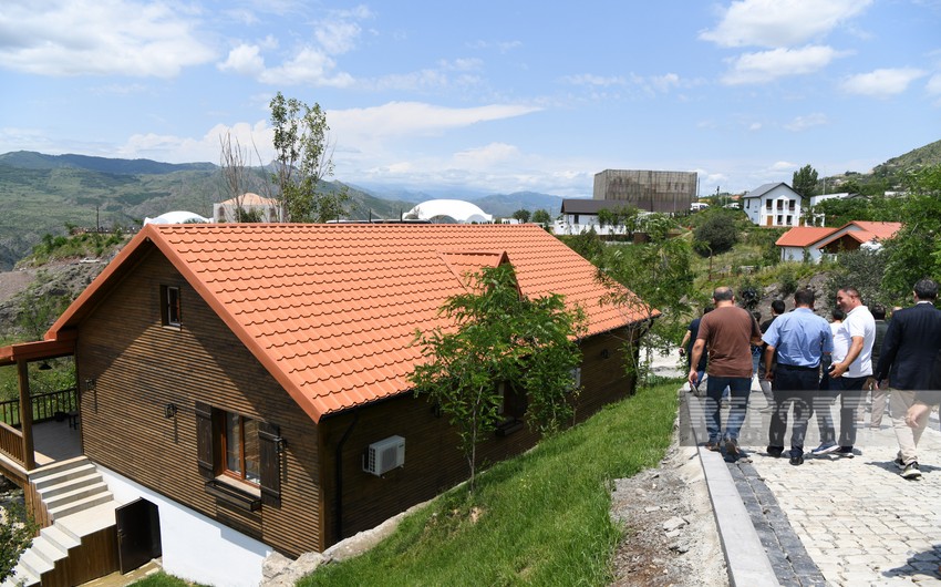 Xarici diplomatlar Laçında aparılan yenidənqurma işləri ilə tanış olublar