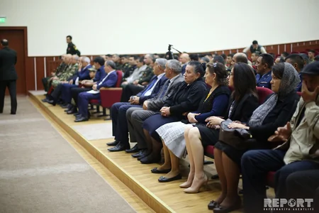 Aprel döyüşlərində şəhid olan hərbçilərin təltif olunduqları medallar ailə üzvlərinə təqdim edilib - FOTO