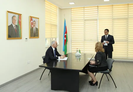 İqtisadiyyat naziri Naftalanda vətəndaşları qəbul edib